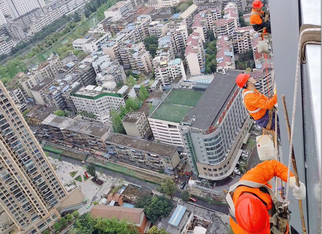 成都龍湖上城高空外墻清洗